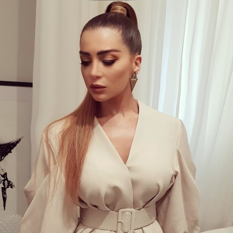 الفنانة مي عز الدين