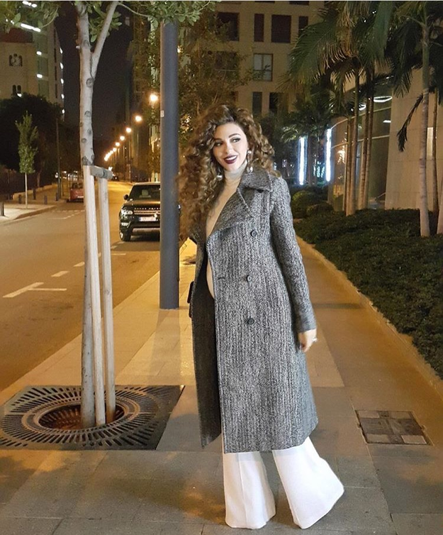 ميريام فارس تحمل حقيبة من شانيل