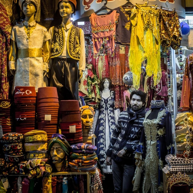 اكريم تركمان يخصص متجره للملابس التركية القديمة