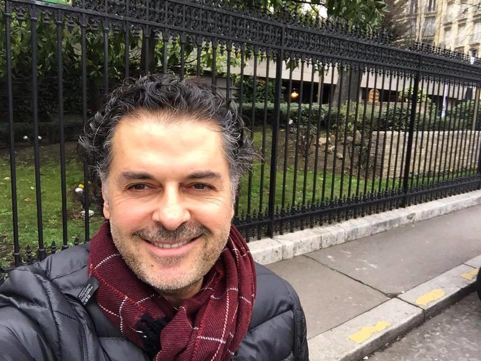 راغب علامة أمام منزله بباريس