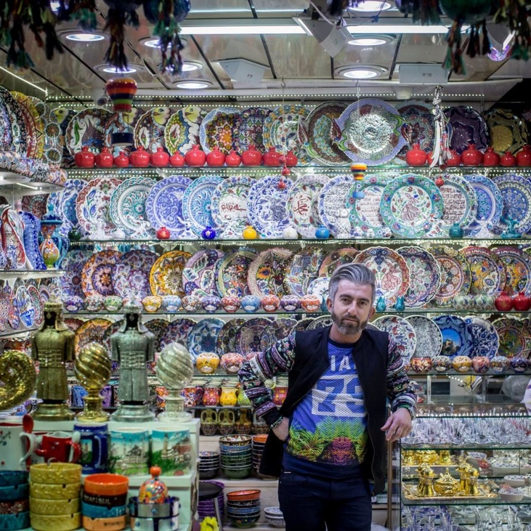 في متجر حسين اردوغان السيراميك التقليدي الملون يلفت الانظار