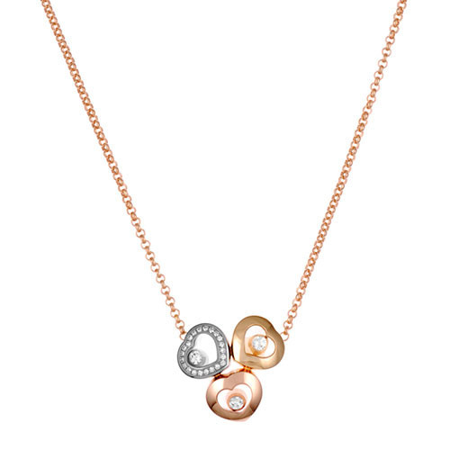 قلادة مع ثلاثة قلوب من الماس و الذهب للعروس في عيد الحب من شوبارد Chopard