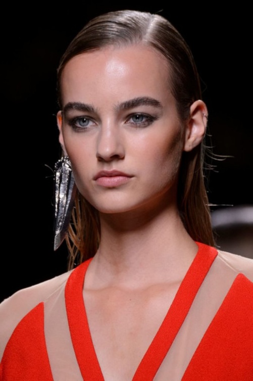 احدث الاكسسوارات مع الأقراط المعدنية من بالمان Balmain
