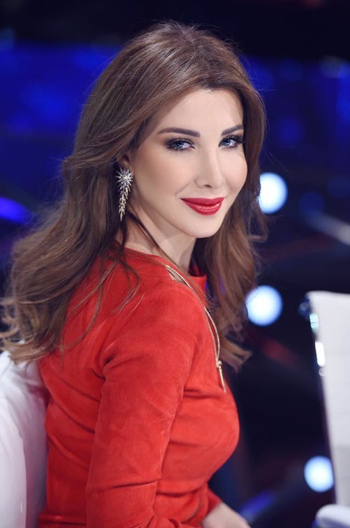 مكياج عيون مشرق مع الشفايف الحمراء بتوقيع نانسي عجرم