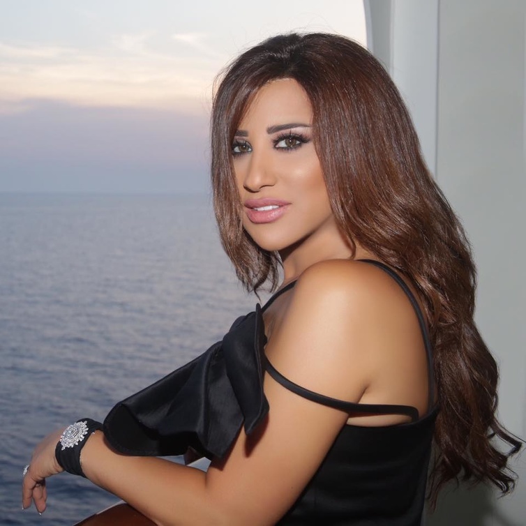 مكياج عيون ناعم وأحمر شفاه طبيعي من اختيار نجوى كرم