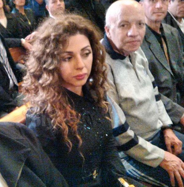 صورة لميريام فارس من جنازة والدها 
