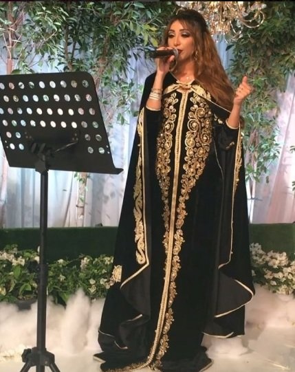 تحيي الحفلات الغنائية رغم حملها