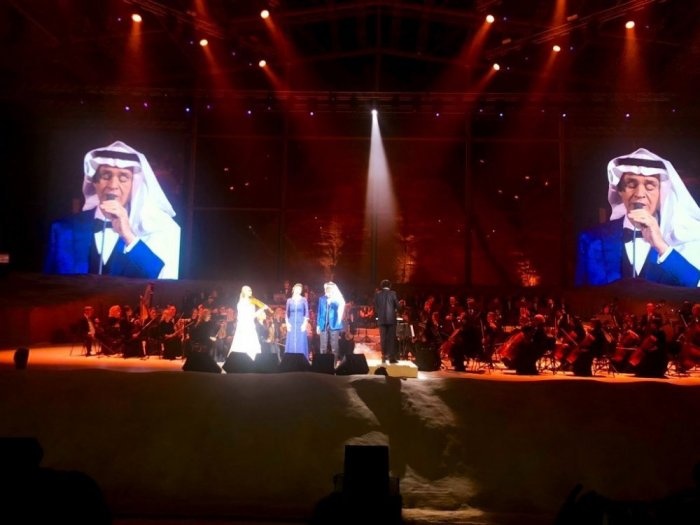 أندريا بوتشيلي بالغترة والعقال