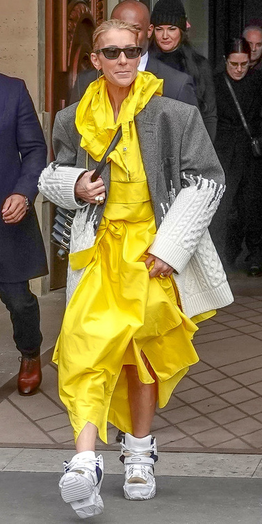 سيلين ديون ‏Celine Dion‏ بفستان أصفر عصري مع الجاكيت اللضخمة منMaison Margiela ‎‏ 