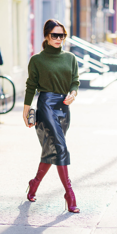 فيكتوريا بيكهام ‏Victoria Beckham‏ ترتدي التنورة الجلدية مع الكنزة الزيتية بأسلوب مميز‏.