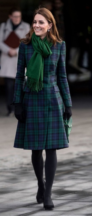 كيت ميدلتون ‏‎ Kate Middletonتختار معطف مربّع بخطوط الكارو الداكنة منAlexander ‎McQueen