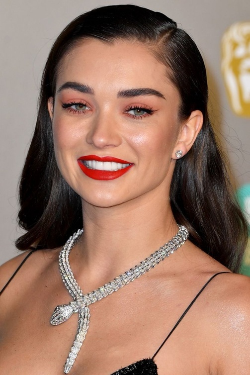 مكياج جذاب وتسرحة كلاسيكية بأسلوب Amy Jackson