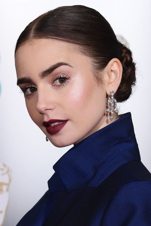 هكذا اعتمدت Lily Collins أحمر الشفاه الداكن 