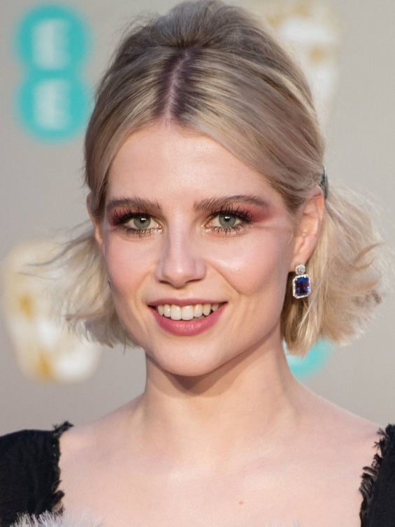 Lucy Boynton بمكياج جريء غريب