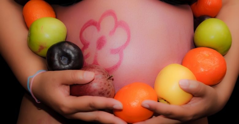 تحتوي الفواكه على عناصر غذائية ومفيتامينات ومعادن هامة جدا للمرأة خلال الحمل