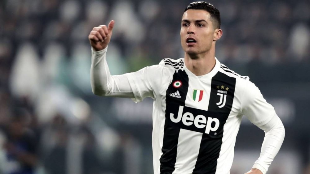 كريستيانو رونالدو لاعب كرة قدم برتغالي من مواليد 5 فبراير