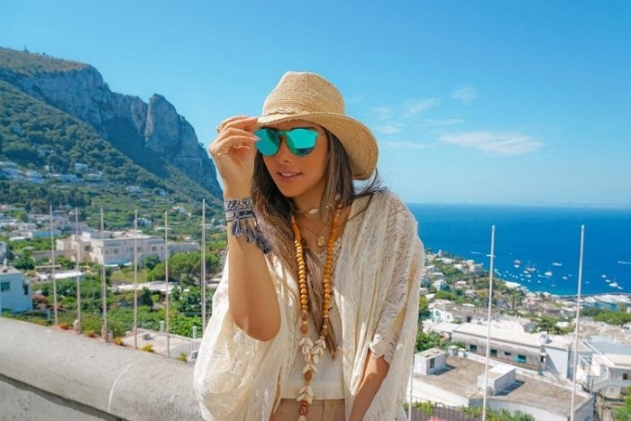 اكسسوارات شعر بلقيس فتحي ساحرة ومثيرة للجدل مع القبعة الشبابية