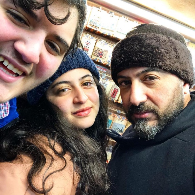 مريم وعبدالله مع والدهما مجدي الهواري