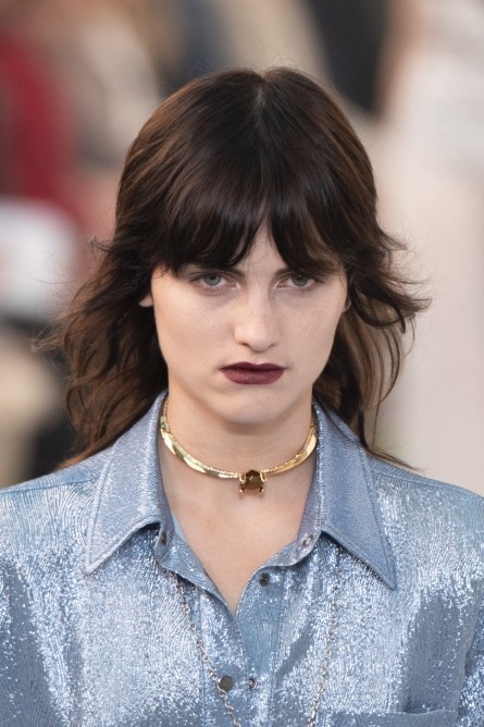 صور اخر صيحات المكياج 2020 مع ألوان الشفاه البنية الداكنة من دار Chloe