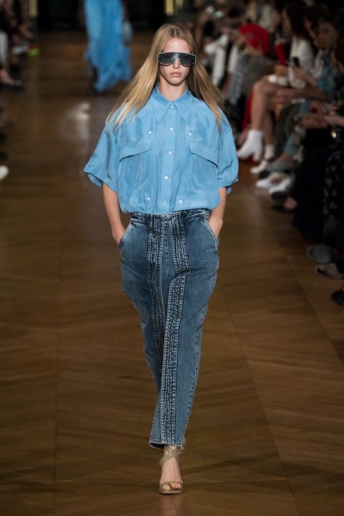اطلالات نهارية جذابة بالبنطلون الجينز الواسع من Stella McCartney