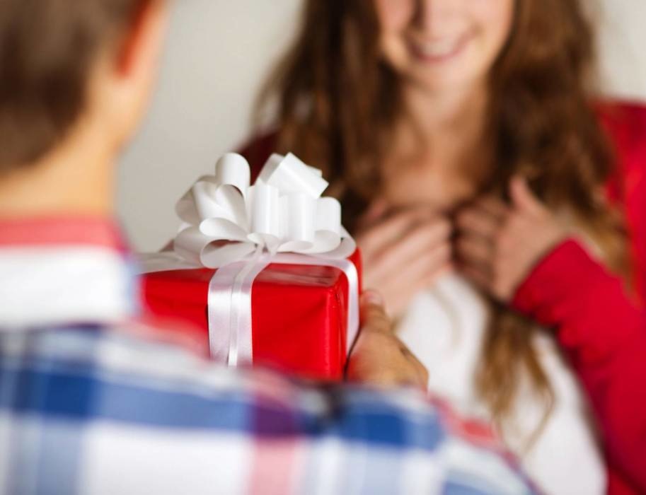 يستطيع الزوج الإعتذار لزوجته بهدية مميزة لها