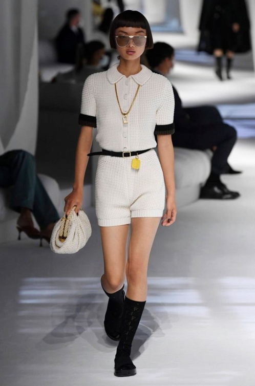 دار Fendi قدّمت ضمن مجموعتها الرومبر والذي تميّز بقماشه المحبوك وياقة البولو