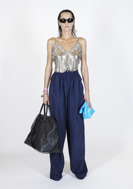 الوان ربيع 2021 مع توبات الميتاليك من وحي دار Balenciaga
