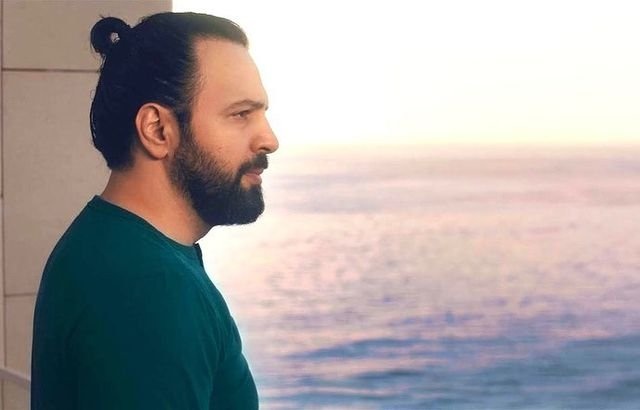 تيم حسن يروج لمسلسله "انا" تزامنا مع يوم الحب