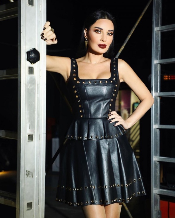 فساتين سيرين عبدالنور سوداء وجلدية من دار Zuhair Murad
