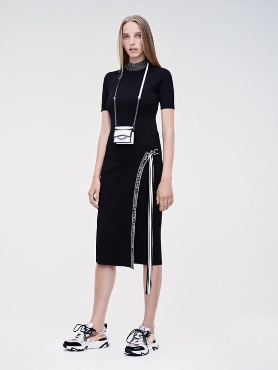 مجموعة KARL LAGERFELD النسائية لربيع 2021