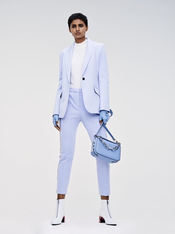 مجموعة KARL LAGERFELD النسائية لربيع 2021
