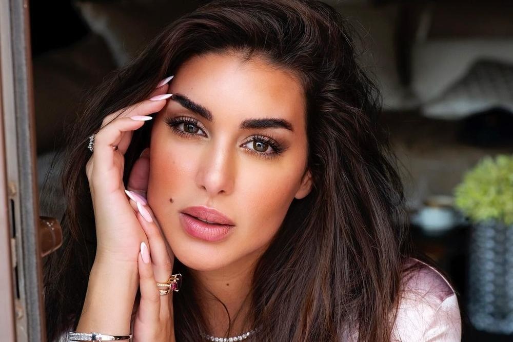 اطلالات جورجينا رودريغيز بالاظافر الطويلة والنيود