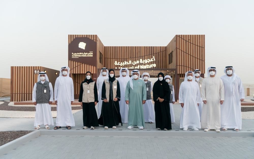 صورة تذكارية تجمع فريق عمل محمية كثبان الوثبة الأحفورية مع الشيخ حمدان بن زايد