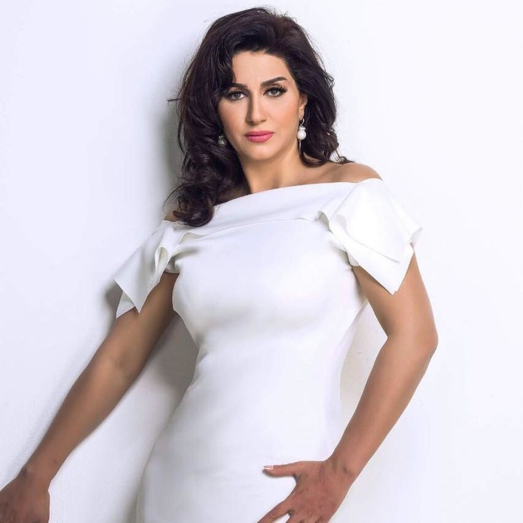 الفنانة وفاء عامر