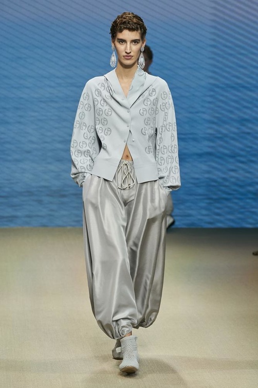 تصاميم ملابس فضفاضة للصيف مميّزة وأنيقة من Giorgio Armani