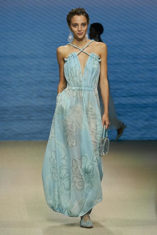 تصاميم ملابس فضفاضة للصيف بألوان زاهية من Giorgio Armani