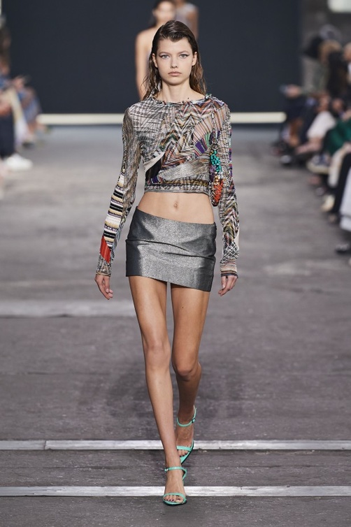 تنسيق التنورة القصيرة مع التوبات الضيقة والكروب من دار Missoni