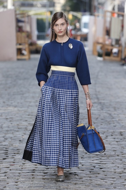 تنسيق التنورة الطويلة مع التوبات الضيقة من دار Tory Burch