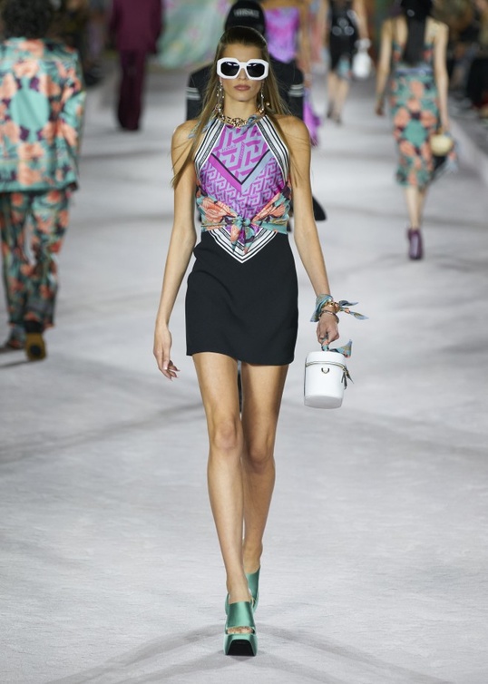 تنسيق التنورة القصيرة مع التوبات العصرية من دار Versace