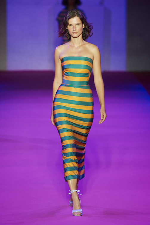 الأكتاف المكشوفة ونقشة الخطوط الملونة بفستان شبابي من Brandon Maxwell