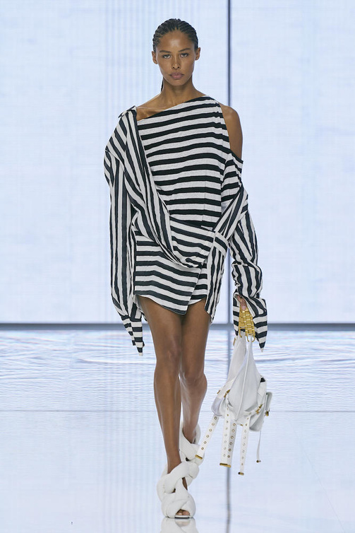 تصميم شبابي متفاوت الأطوال بأسلوب مسترخي من Balmain