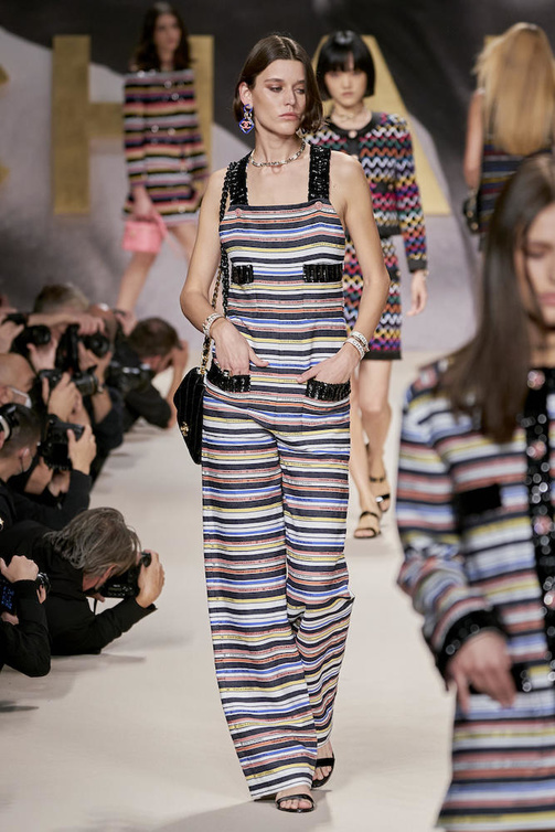 جمبسوت جذاب بنقشة الخطوط العرضيّة والملونة من تصميم CHANEL