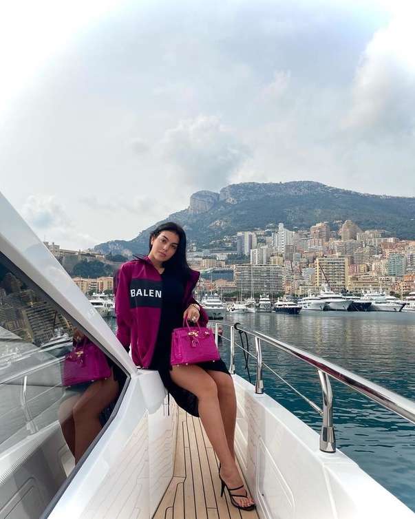 جورجينا رودريغيز بحقيبة فوشيا انيقة