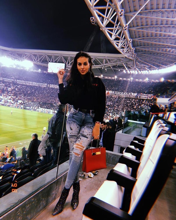 جورجينا بحقيبة باللون النبيتي