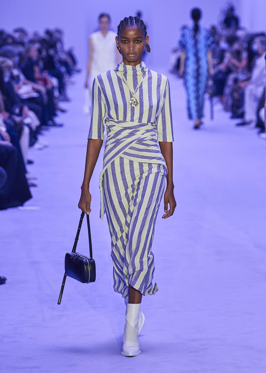 البنفسجي والأبيض بنقشة الخطوط بأسلوب شبابي بفستان من تصميم Jil Sander