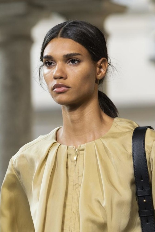 الوان صبغات شعر سوداء من دار Alberta Ferretti