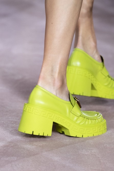 موديلات احذية مميزة باللون الاخضر الفاتح بأسلوب المول من دار Versace