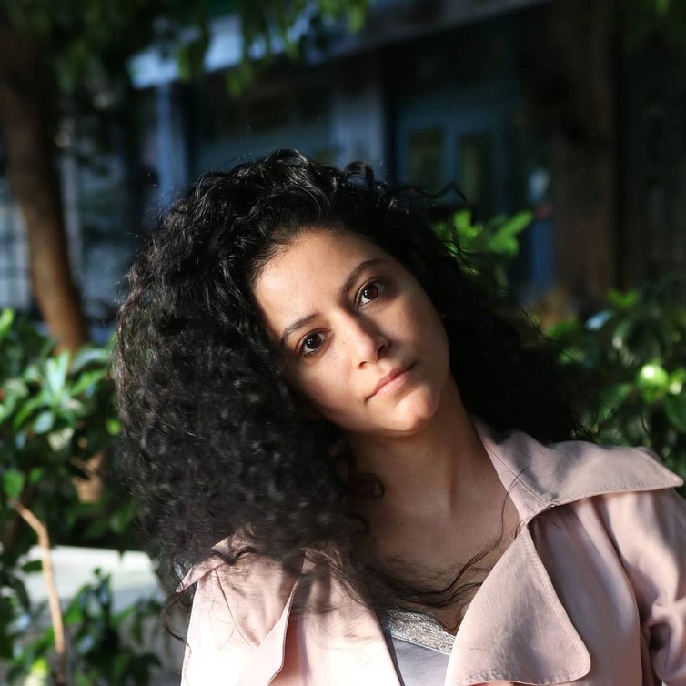 الفنانة الإماراتية فاطمة الطائي
