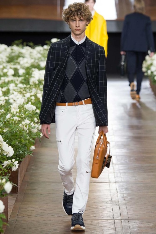 ستايل ابيض مع حزام بني من Dior Homme
