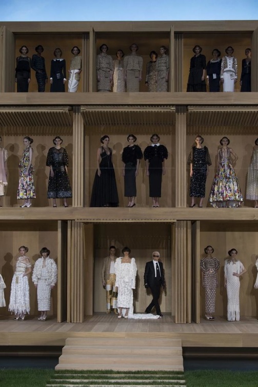 عرض شانيل لربيع 2016 Chanel